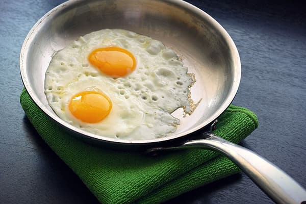 Spiegeleier in einer Aluminiumpfanne