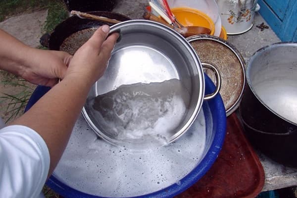 Reinigung von Aluminiumgeschirr