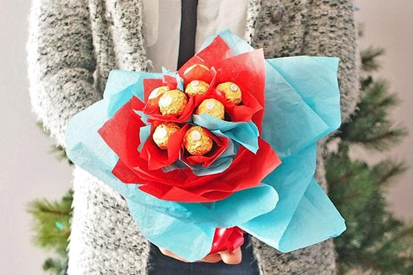 Blumenstrauß mit Süßigkeiten