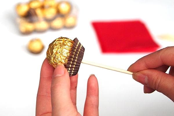 Aufspießen der Praline auf den Spieß