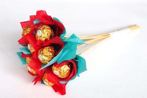 Blumenstrauß aus Pralinen auf Spießen