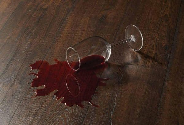 Verschüttetes Glas Wein