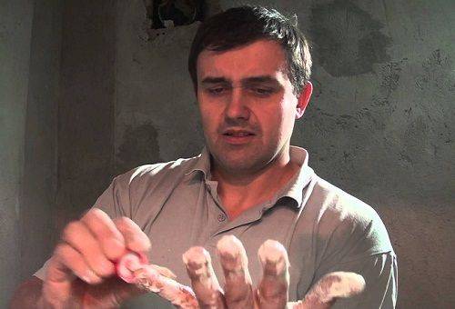 Männliche Hand mit Montageschaum