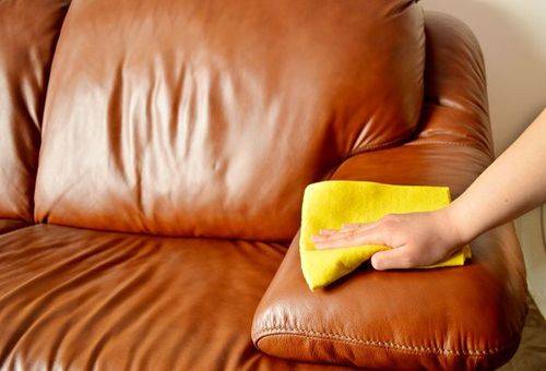 Entfernen eines Flecks von einem Ledersofa