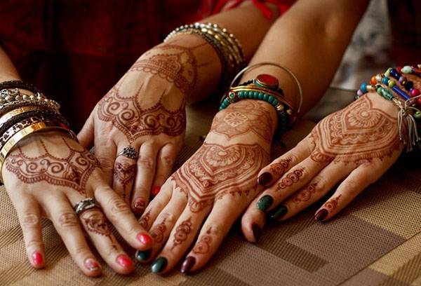 Mehndi an den Händen von Frauen