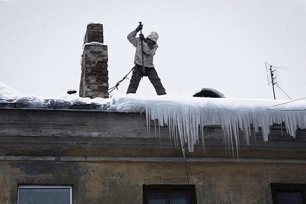 Entfernung von Schnee und Eis vom Dach