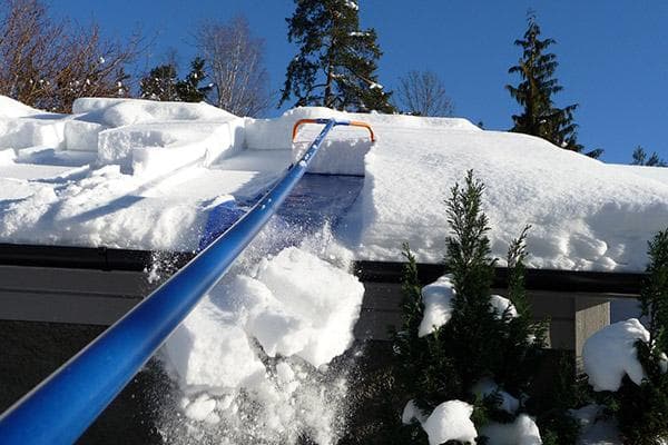 Dachreinigung vom Schnee vom Boden aus
