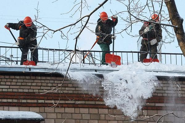 Reinigung eines Flachdachs von Schnee