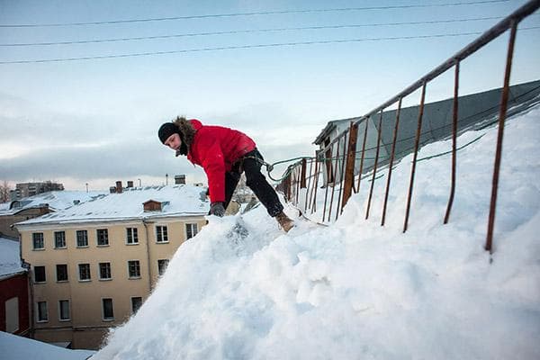 Dachreinigung von Schnee mit Sicherung