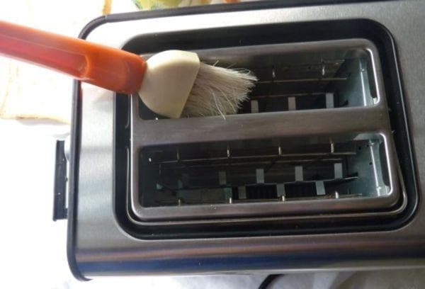 Reinigung des Toasters mit einer Bürste