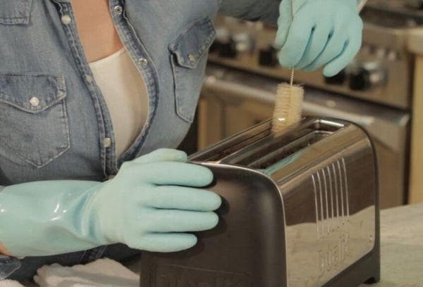 Reinigung des Toasters innen von Verkrustungen
