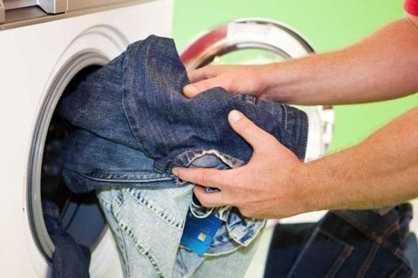 Jeans, die mit einer Bankkarte gewaschen wurden