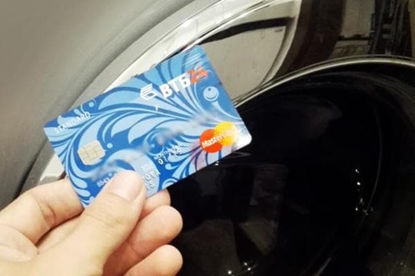 Bankkarte nach der Wäsche in der Maschine