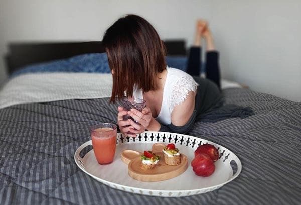Eine junge Frau in einem gemütlichen Schlafzimmer