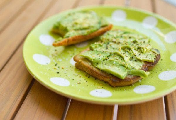 Normale Toasts mit Avocado-Aufstrich