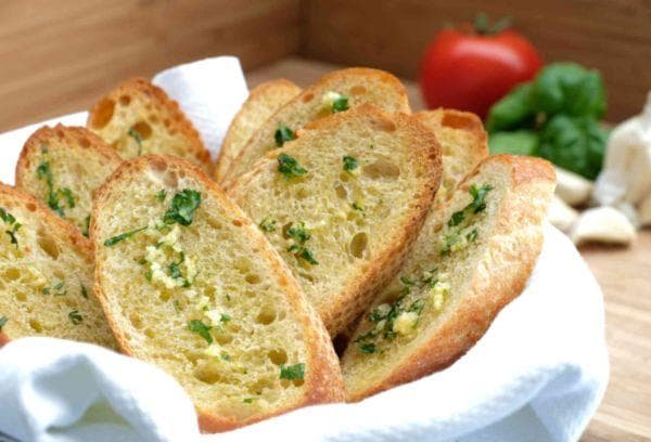 Brot mit Knoblauch und Gewürzen