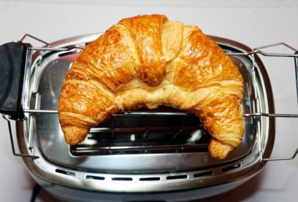 Aufwärmen eines Croissants im Toaster