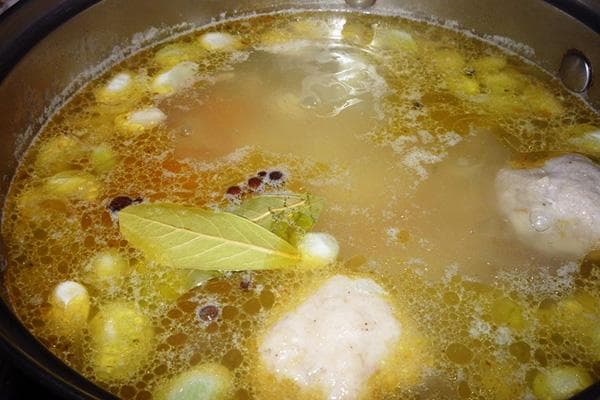 Lorbeerblatt im Topf mit Suppe