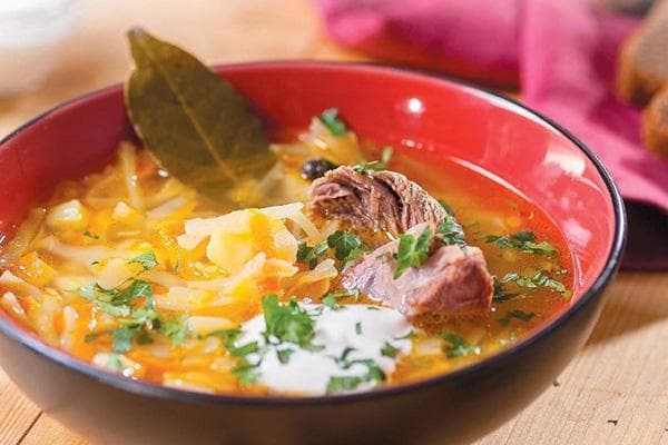 Lorbeerblatt im Teller mit Suppe