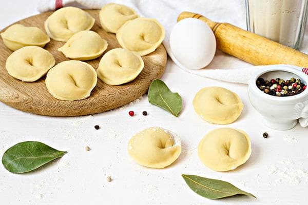 Hausgemachte Pelmeni, Pfeffer und Lorbeerblatt
