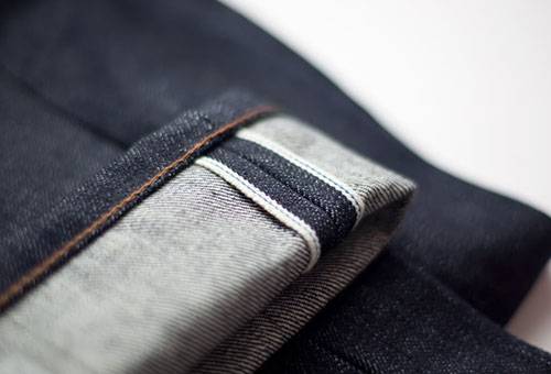 Umschlag an neuen Jeans