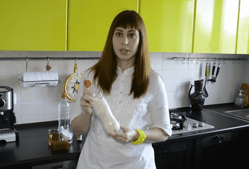 Frau mit selbstgemachtem Gel in den Händen