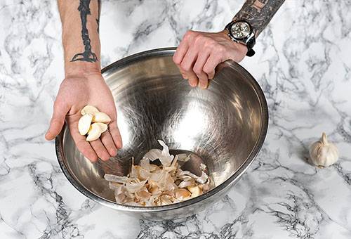 Schälen von frischem Knoblauch