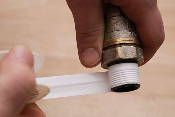 Wickeln von PTFE-Band auf das Gewinde