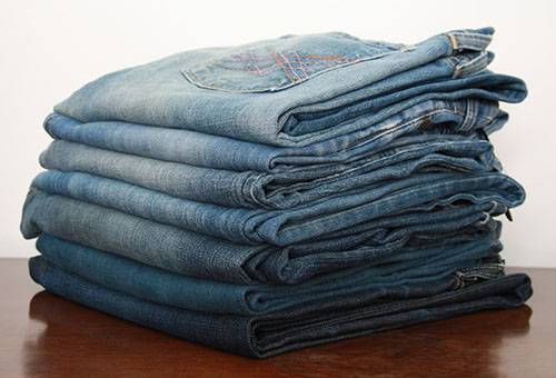 Gestapelte gefaltete Jeans
