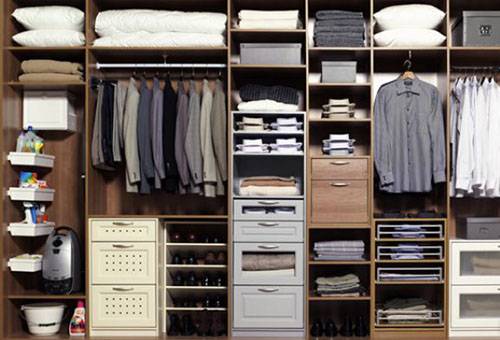 Aufbewahrung von Kleidung im Schrank