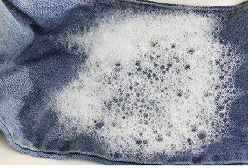 Eingeweichte Jeans im Wasser