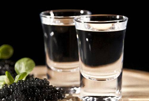 Wodka mit schwarzem Kaviar