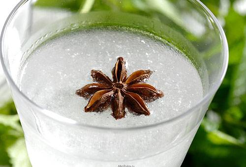 Aniswodka mit Gewürzen