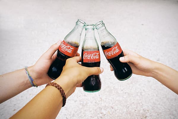 Cola und weißer Teppich