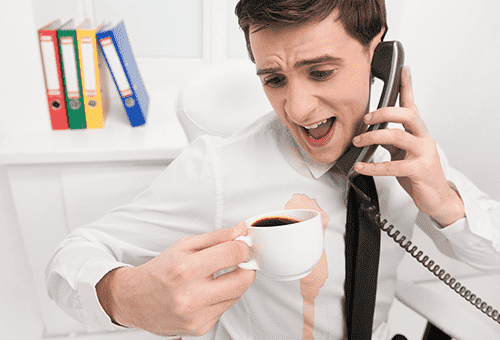 Mann hat Kaffee auf sein Hemd verschüttet