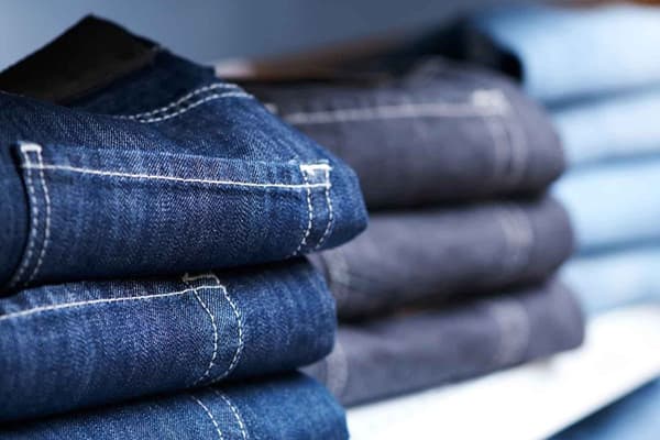 Jeans auf einem Regal im Geschäft
