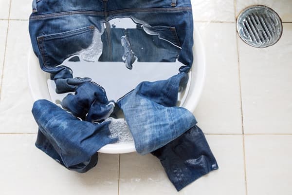 In einer Schüssel eingeweichte Jeans