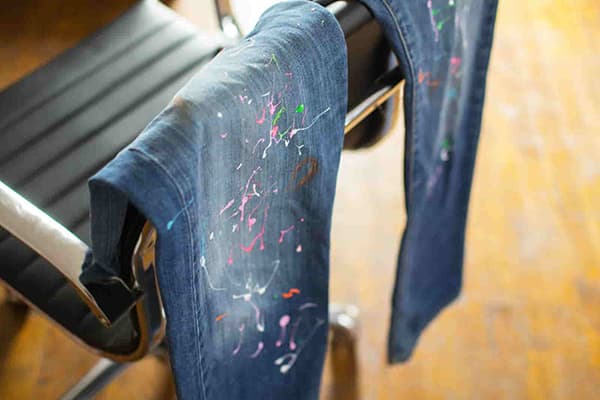 Jeans mit Farbspritzern