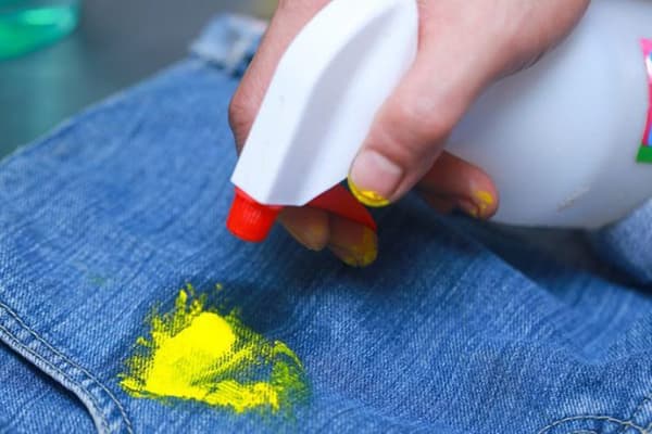 Farbfleck auf Jeansstoff