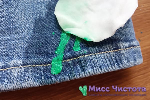 Farbentfernung von Jeans mit Lösungsmittel
