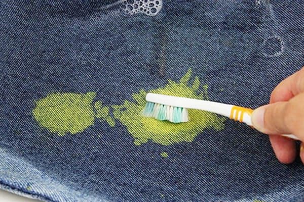 Alter Farbfleck auf Jeans