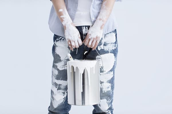 Flecken von wasserbasierter Farbe auf Jeans