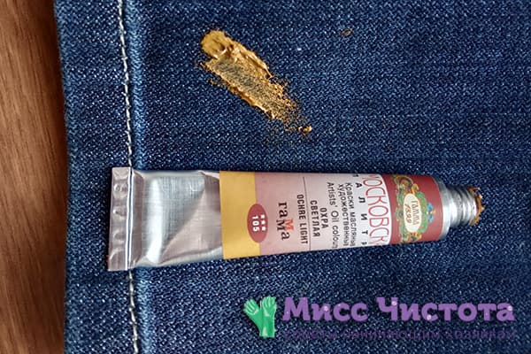 Fleck von Ölfarbe auf Jeans