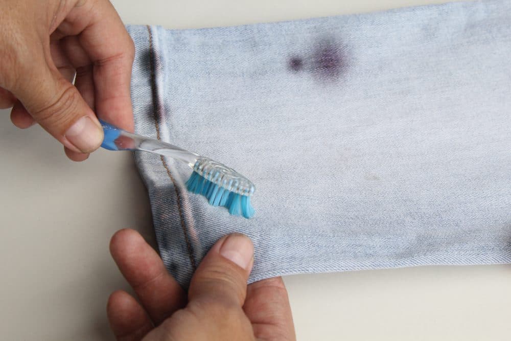 Entfernen von Farbflecken von hellen Jeans