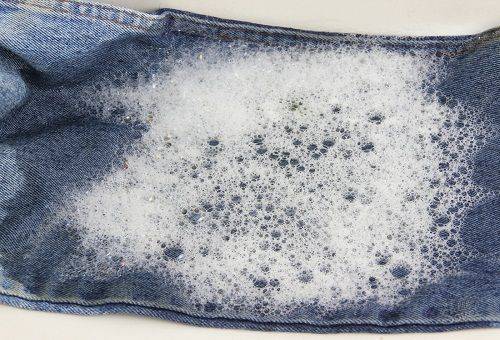 In Seifenlauge eingeweichte Jeans