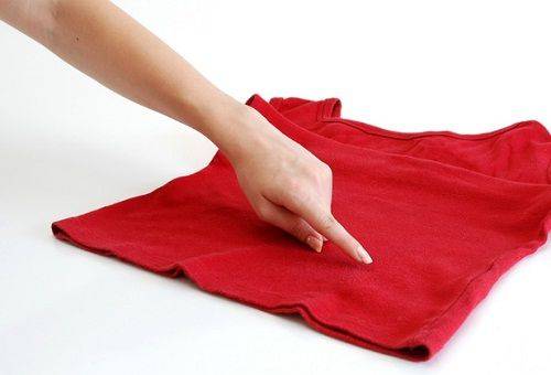 Fleck auf einem roten T-Shirt