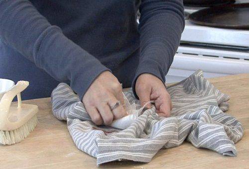 Eine Frau entfernt Flecken aus Kleidung