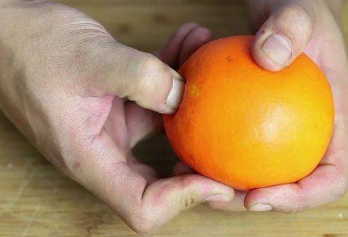 Orangenschälen mit den Händen