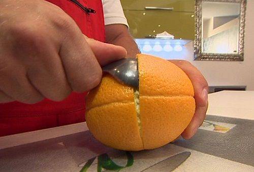 Orange mit einem Löffel schälen