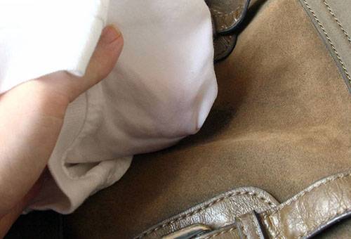 Reinigung einer Wildledertasche